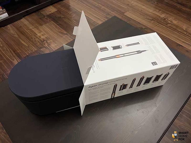 Man sieht die Box des Dyson Airwrap.